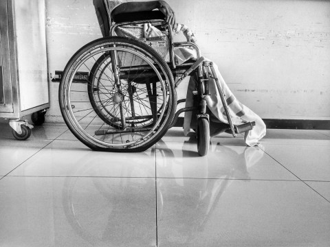 wózek inwalidzki czarno białe zdjęcie